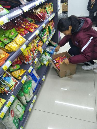 八年三班刘思蔚【12月份社会实践】"超市营业员"